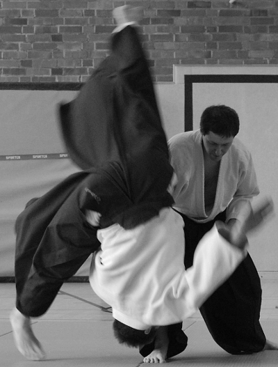 Dynamische Aikido-Wurftechnik mit Tobi Ukemi, dem freiem Fall
