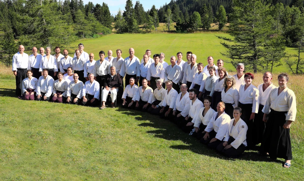 Gruppenfoto mit ca. 45 Teilnehmern des Aikido Wochenlehrgangs auf dem Herzogenhorn aufgenommen im Freien