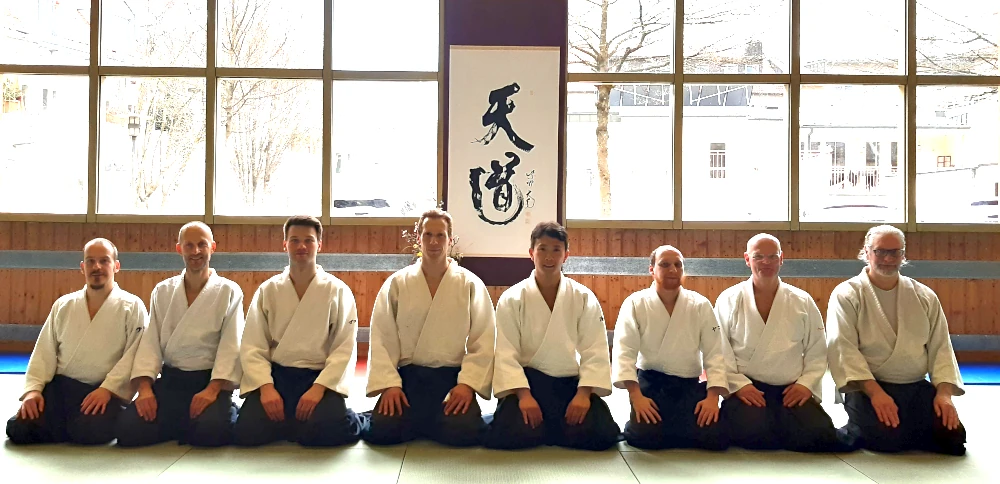 Gruppenfoto mit Berliner Teilnehmern des Aikido-Lehrgangs in Deggendorf 2026 aufgenommen auf der Tatami am letzten Trainingstag