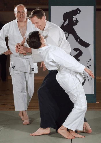 Foto, das den Aikido-Unterricht von Anfängern zeigt