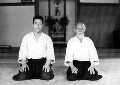 Foto des Begründers des Aikido Ueshiba O-Sensei mit Shimizu Sensei, dem Begründer der Stilrichtung Tendoryu
