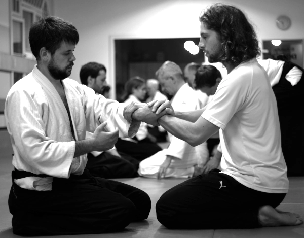 Probetraining Aikido in lockerer Sportkleidung