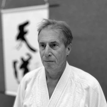 Simon Foto des Aikido-Schülers Simon bei der Ausführung eines Bodenhebels