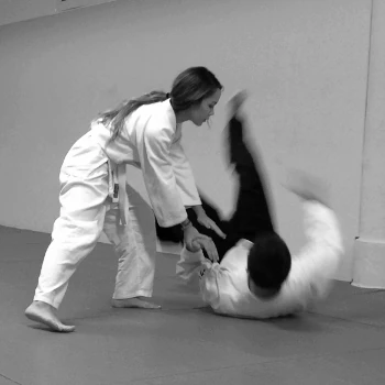 Elyssa Foto der Aikido-Schülerin Elyssa bei der Ausübung der Technik Kotegaeshi