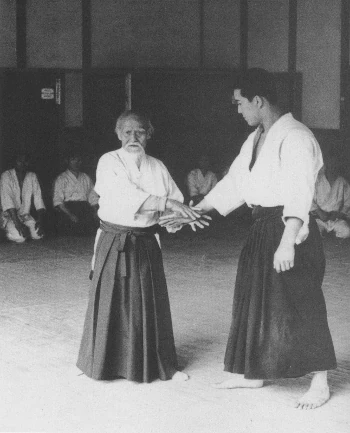Gründer des Aikido, Morihei Ueshiba O-Sensei, unterweist seine Schüler mit Shimizu Sensei, dem Begründer der Stilrichtung Tendoryu, als Uke