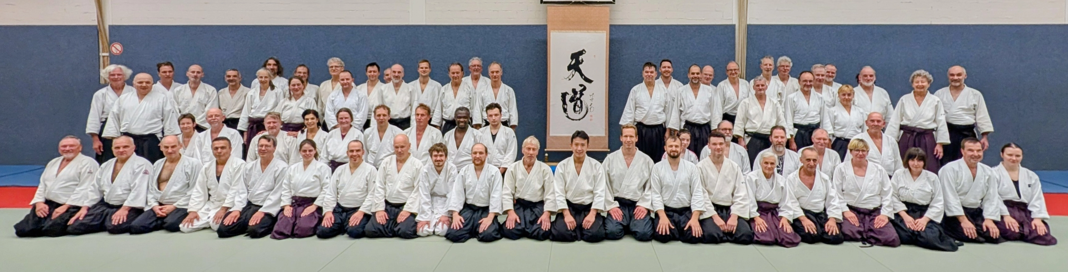Gruppenfoto der Teilnehmer des Aikido-Lehrgangs in Berlin 2026 mit Shimizu Wakasensei